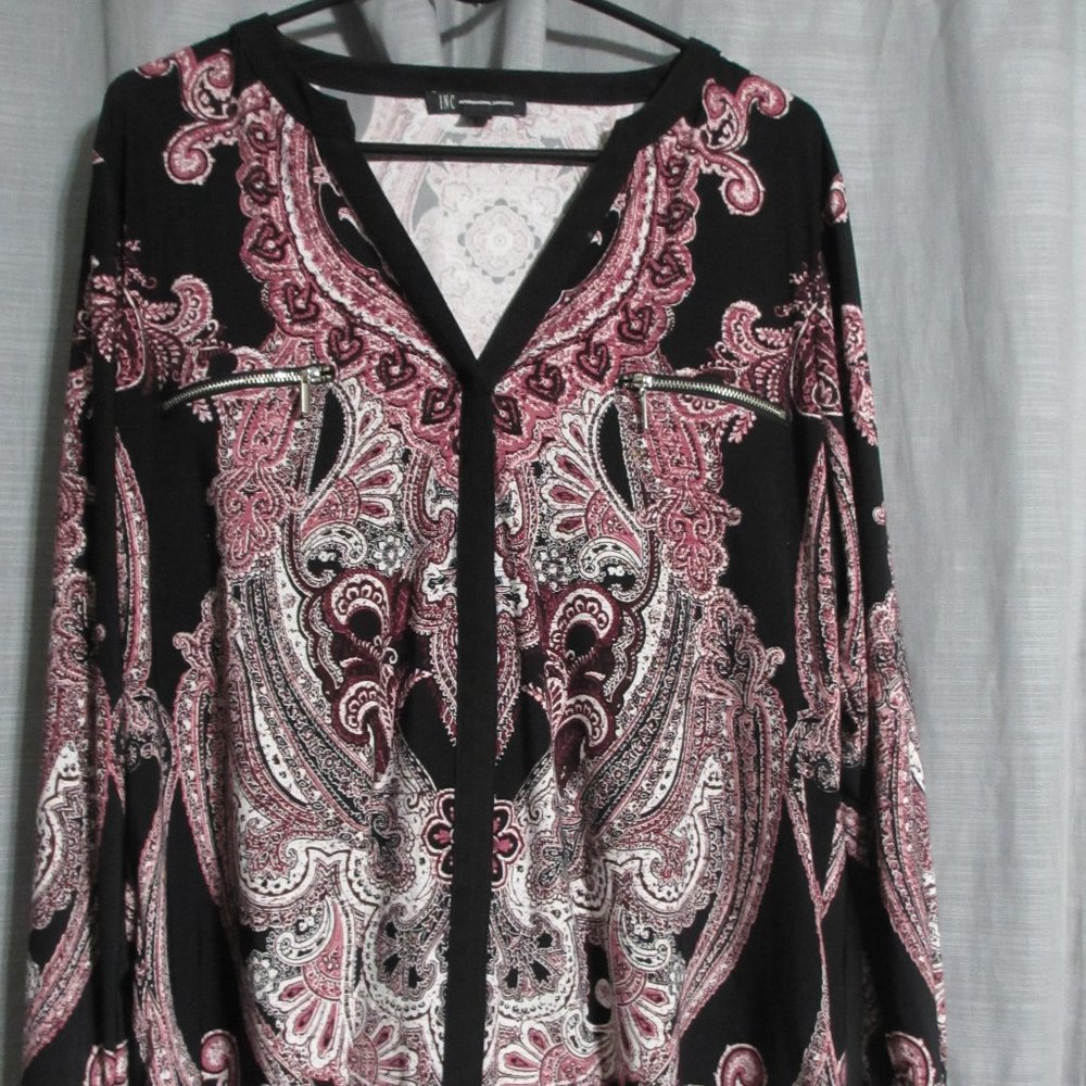 XL INC v-neck top magenta, burgandy, black & white